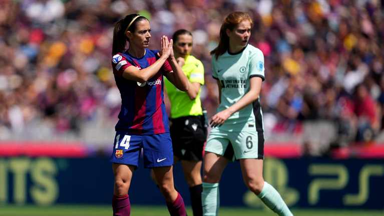 FC Barcelonan Aitana Bonmati hieroi käsiään Mestarien liigan välierässä Chelseaa vastaan huhtikuussa 2024.