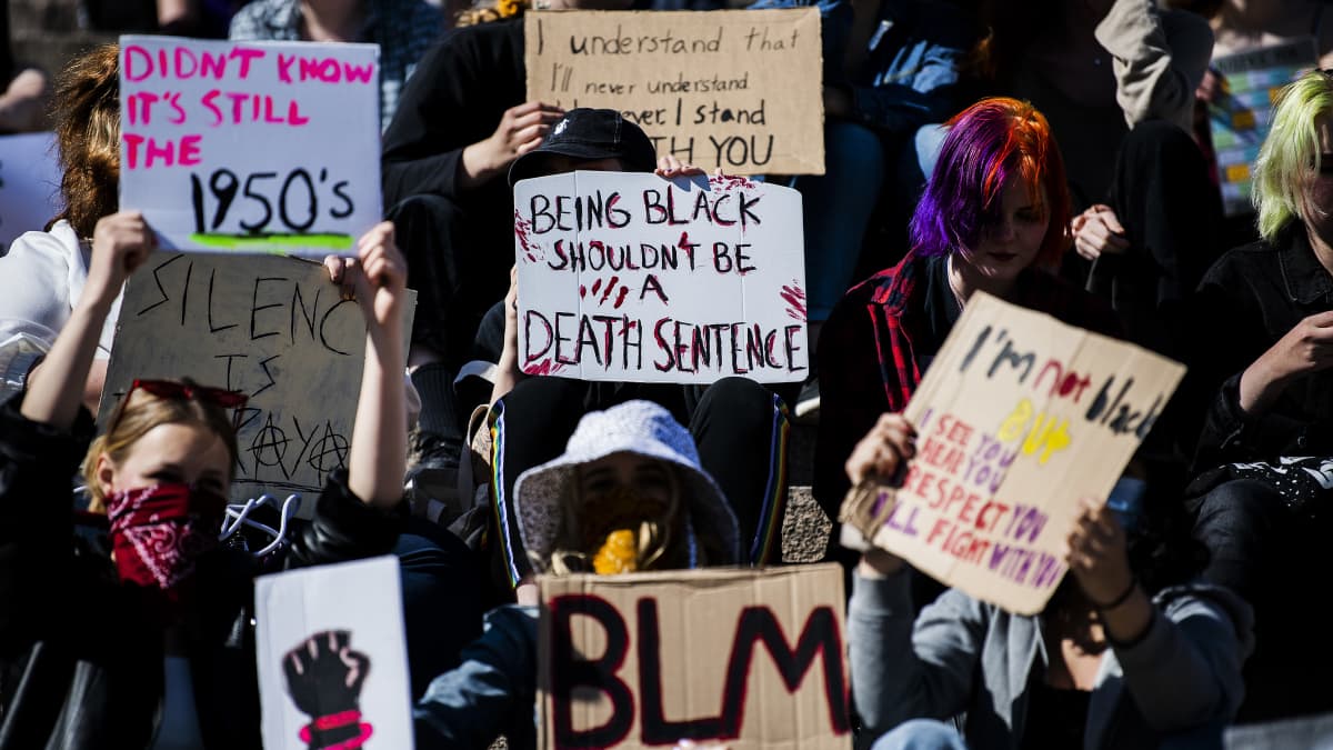 Helsingin Senaatintorilla oli 3. kesäkuuta 2020 tuhansia ihmisiä, jotka osallistuivat Black lives matter -mielenosoitukseen.