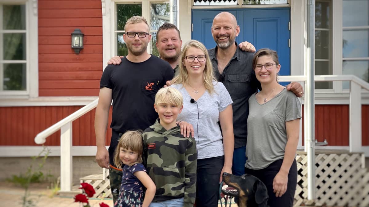 Gruppbild med hela familjen och hunden.