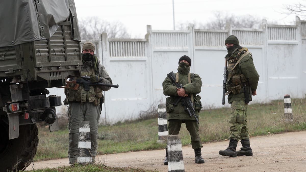 Venäläisiä sotilaita seisoo vartiossa.