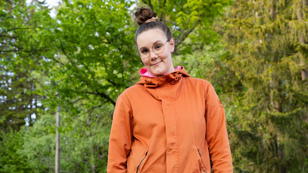 Annastiina Koivuranta ja Tove-koira Tampereen Petsamossa.