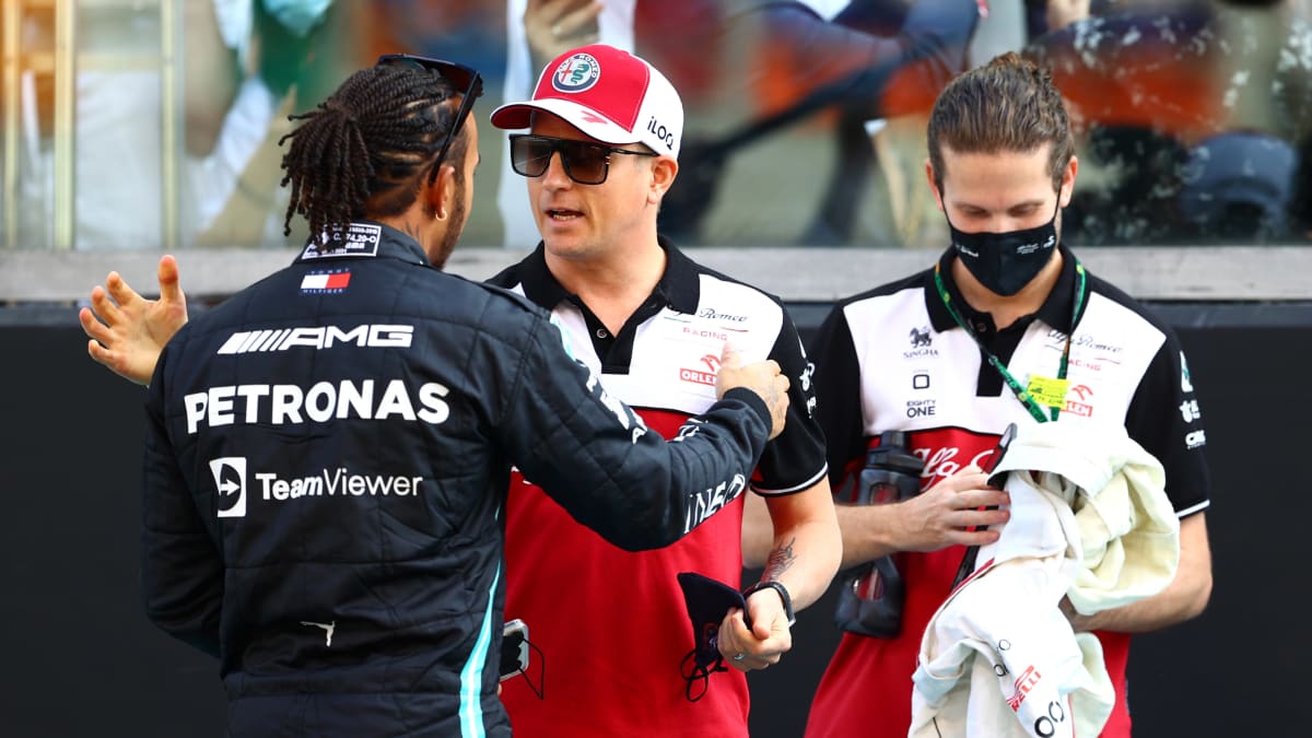 Lewis Hamilton ja Kimi Räikkönen heittivät tsempit ennen päätöskisan alkua toisilleen.