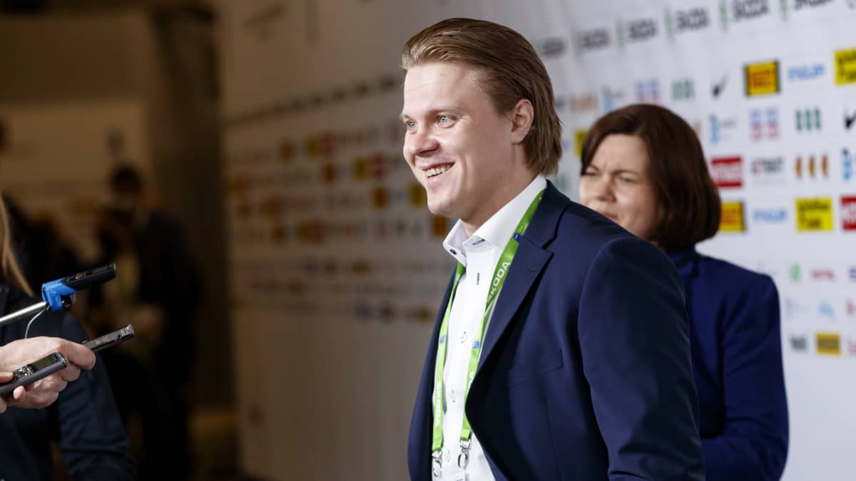 Mikael Granlund jutteli toimittajille saavuttuaan maajoukkueen mukaan Tampereen MM-kisoihin 2022.
