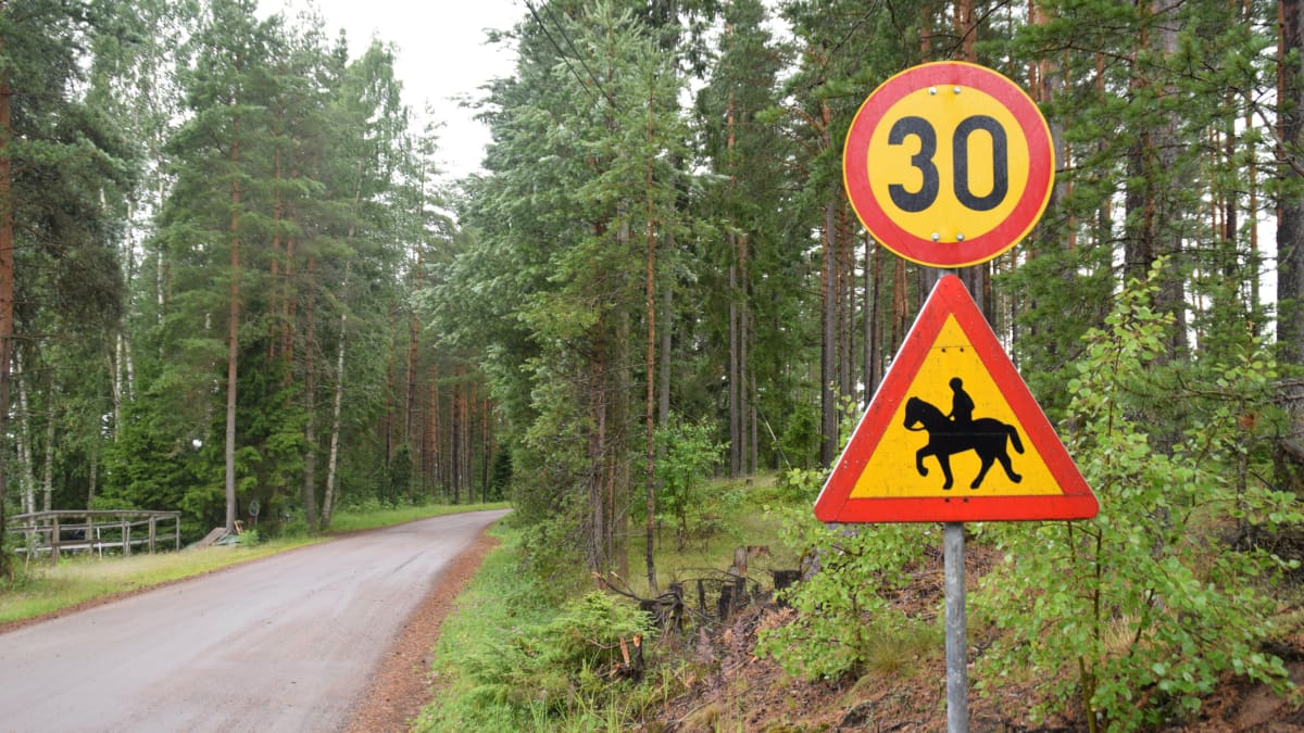 Vägskylt som varnar för ryttare på häst och 30 km/h gäller.