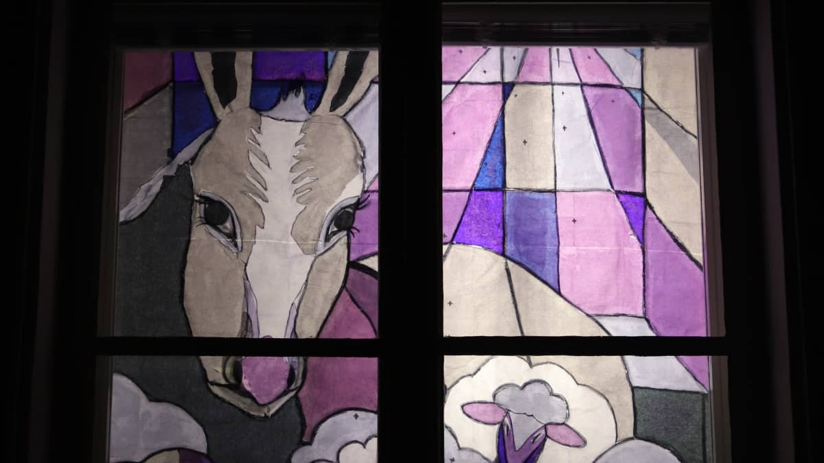 seimi ja lampaita piirustuksessa ikkunassa