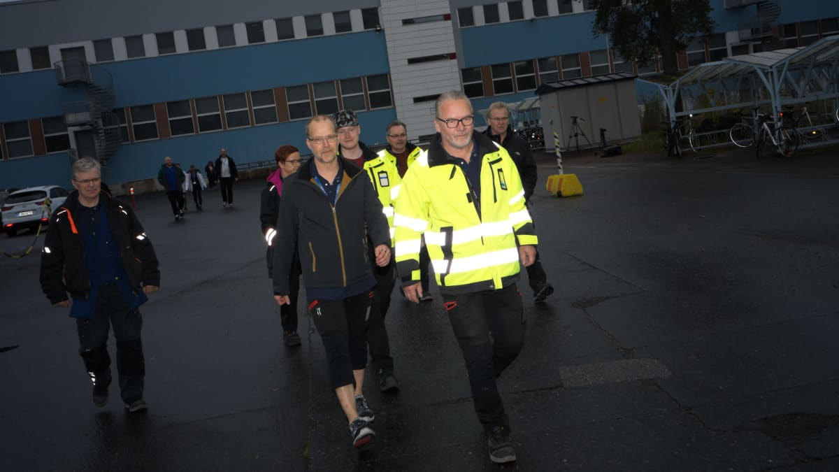 Työntekijät marssivat ulos työpaikaltaan. 
