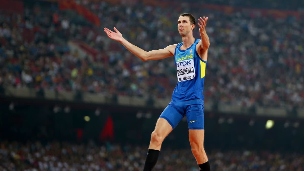 Ukrainan Bohdan Bondarenko juhli miesten korkeushypyn MM-kultaa Pekingissä 2015.