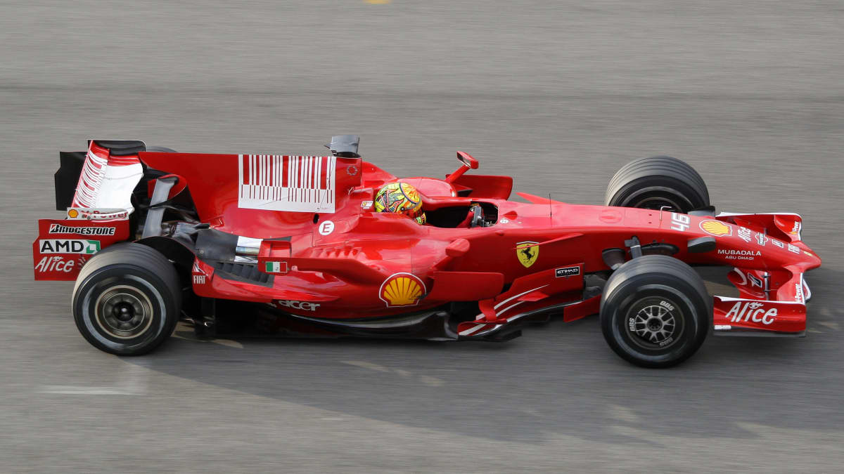 Valentino Rossi F1-auton ratissa.