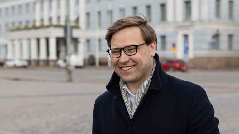 Daniel Sazonov, taustalla Helsingin kaupungintalo. 