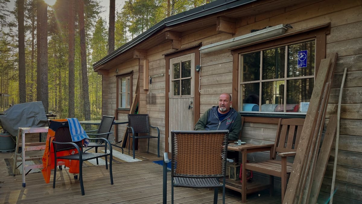 Asko Perämäki mökkivaunun terassilla.