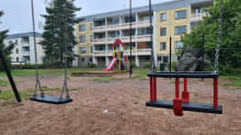 Taloyhtiön sisäpihan leikkialueella on keinuja, hiekkalaatikko ja liukumäki.