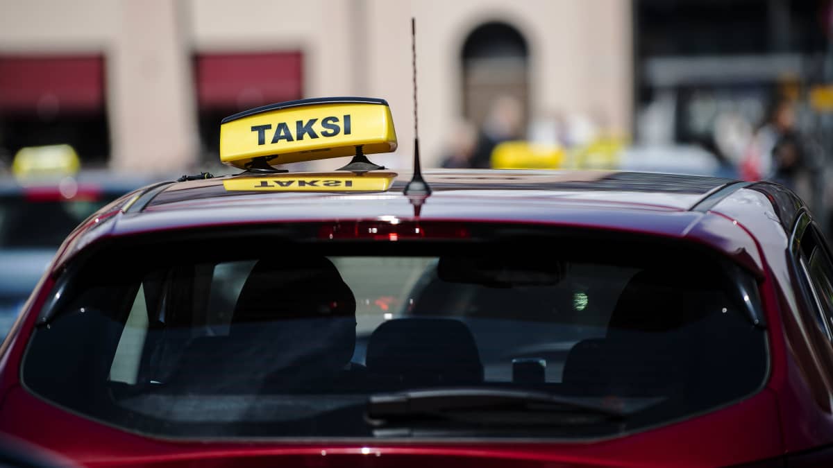 Kuvassa on taksi Helsingissä heinäkuussa 2020.