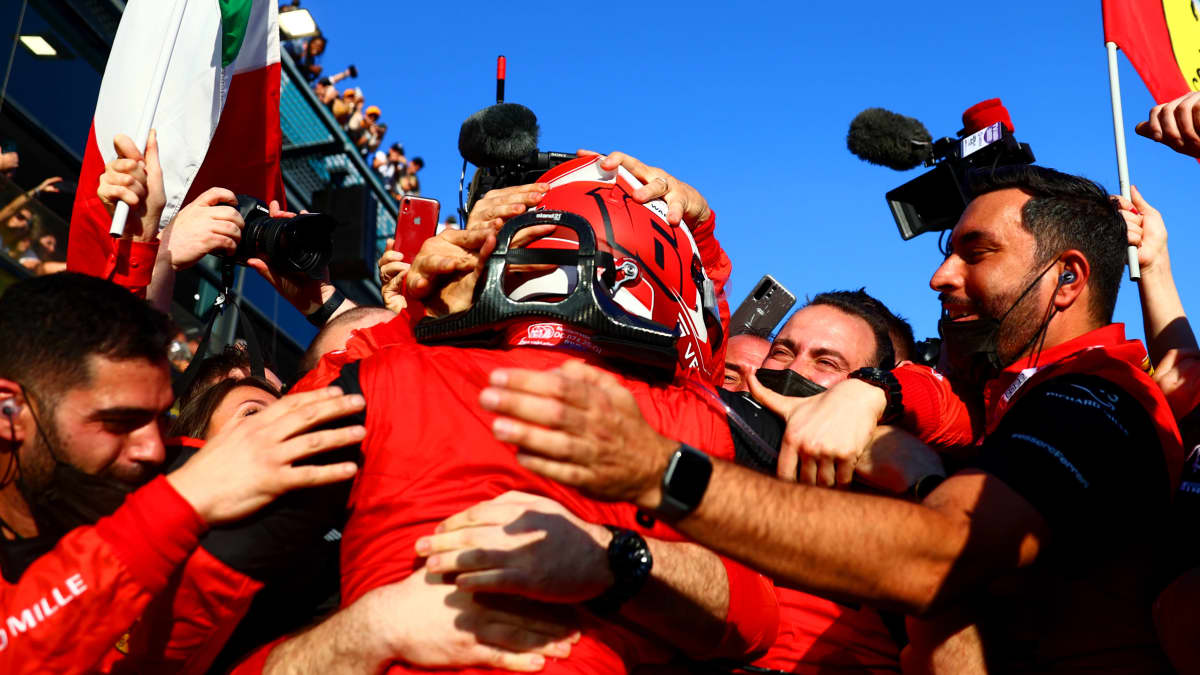 Charles Leclerc juhli Ferrarin tiimin kanssa voittoa Australiassa.