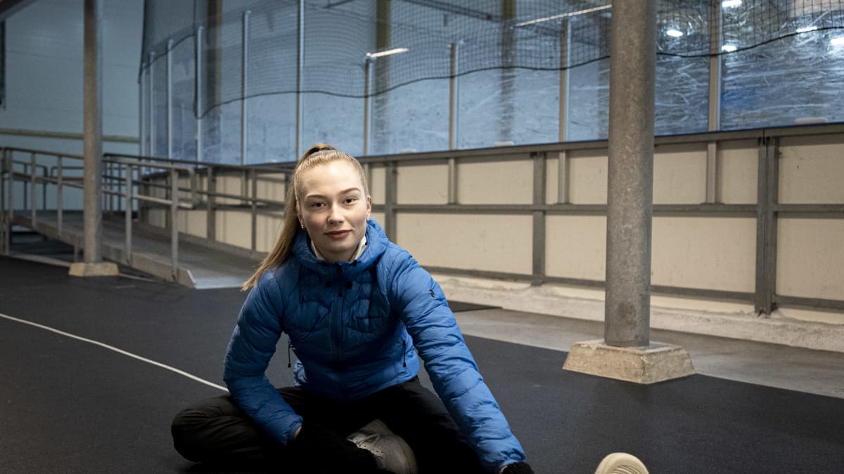 Jääkiekkoilija Sanni Rantala Riihimäen jäähallilla.