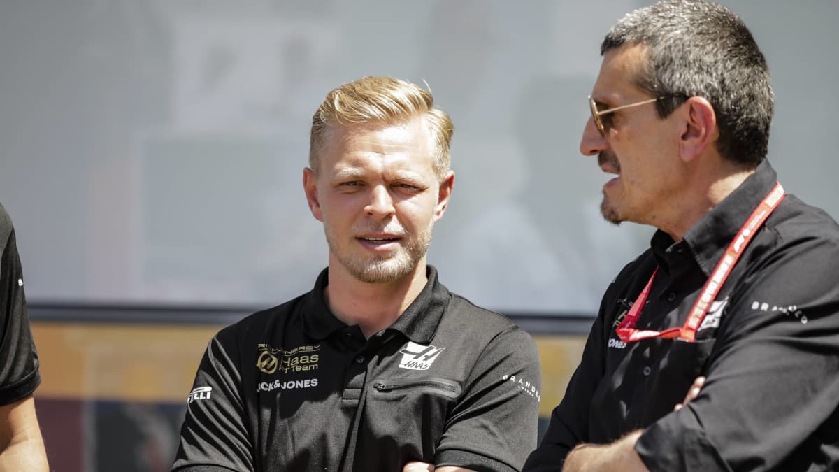 Kevin Magnussen talar med Günther Steiner.
