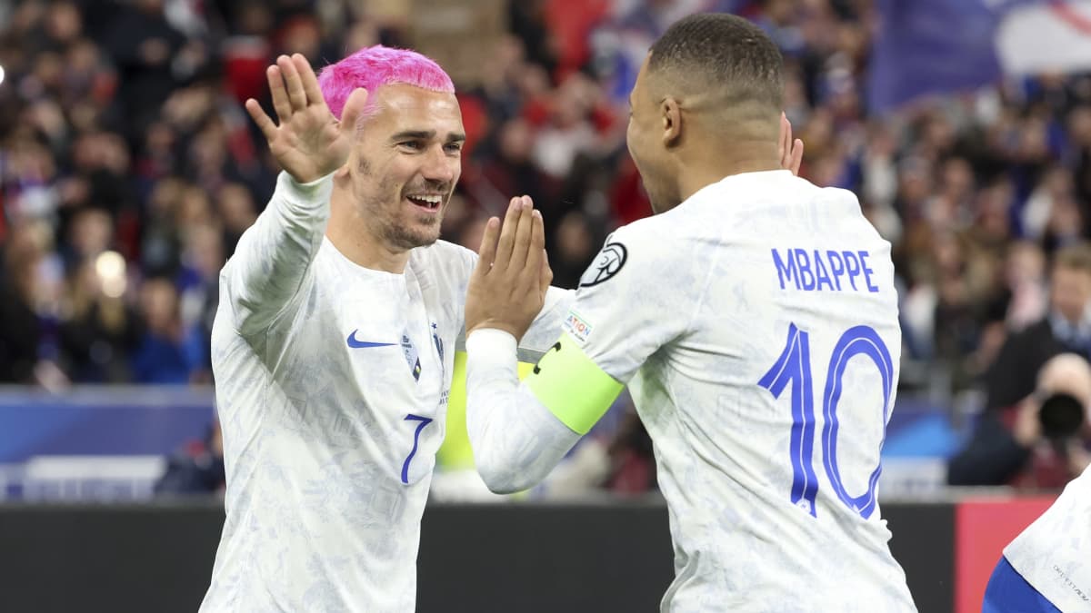 Antoine Griezmann ja Kylian Mbappe iloitsemassa onnistumisesta. 