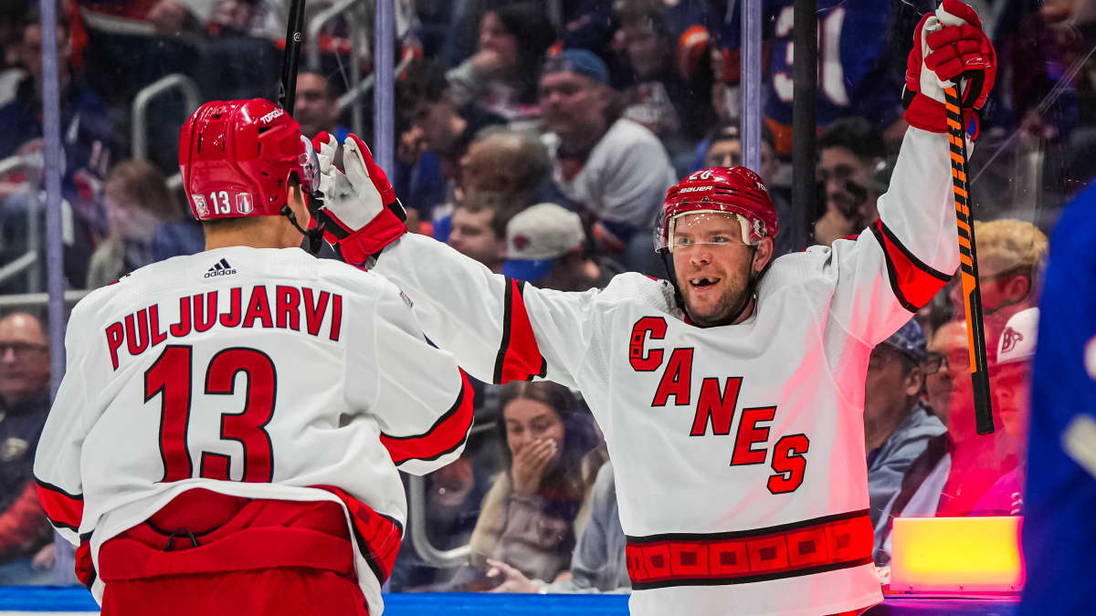 Jesse Puljujärvi ja Paul Stastny juhlivat jatkoerän osumaa, kun Carolina pudotti New York Islandersin pudotuspelien 1. kierroksella 28.4.2023.