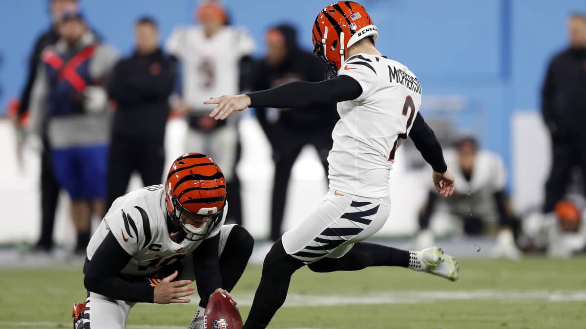 Cincinnati Bengalsin potkaisija Evan McPherson potkaisee ratkaisevan maalin, jolla Bengals voitti NFL:n puolivälierissä Tennesseen.