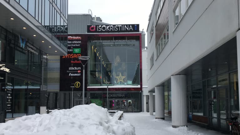 Kuvassa näkyy kauppakeskus Ison-Kristiinan ja Lappeenrannan kaupunginteatterin sisäänkäynti Kansalaistorin puolelta kuvattuna. Maassa on lunta.