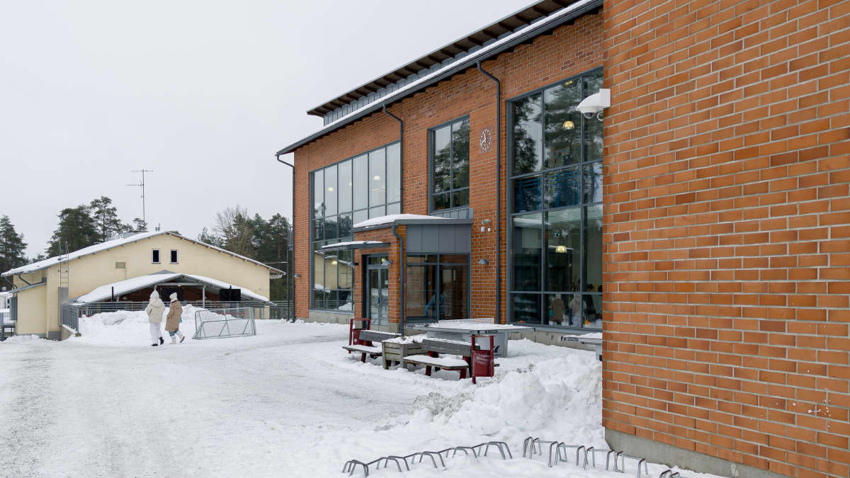 Itä-Suomen koulun Lappeenrannan yksikön etuovet talvella.