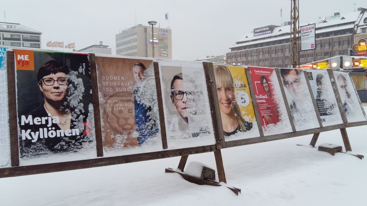 Snow-covered election posters on Turku's central square during the last presidential campaign in 2018. 