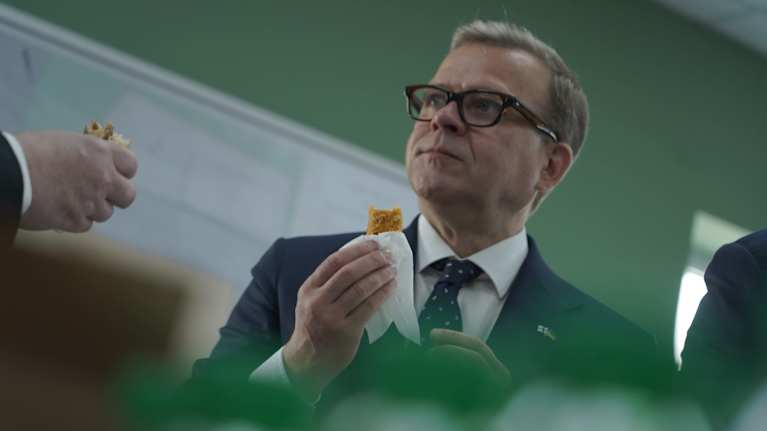 Pääministeri Petterii Orpo Hesburgerin tehtaalla Borispilissa Ukrainassa.