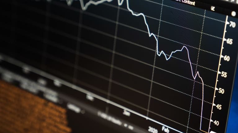 OP Ryhmän pääkonttorilla seurataan pörssikurssien kehitystä, tässä öljyn hinta laskee.