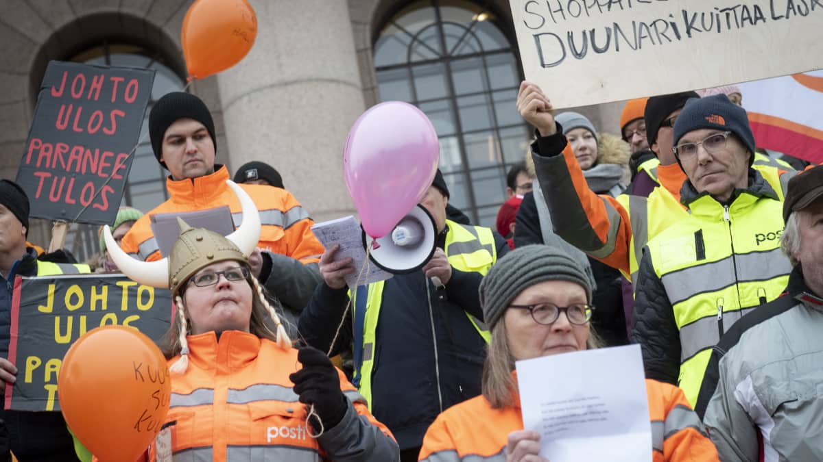 Postilaisten mielenilmaus eduskuntatalolla