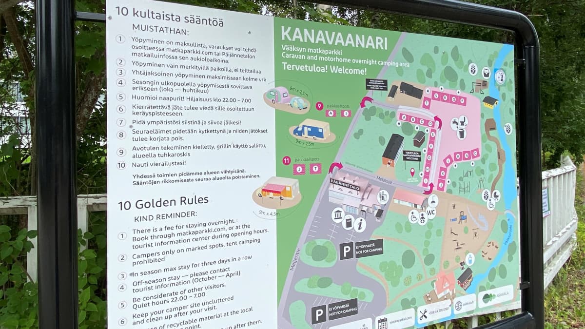 Asikkalan matkaparkin sääntö- ja opastustaulu on lähikuvassa.