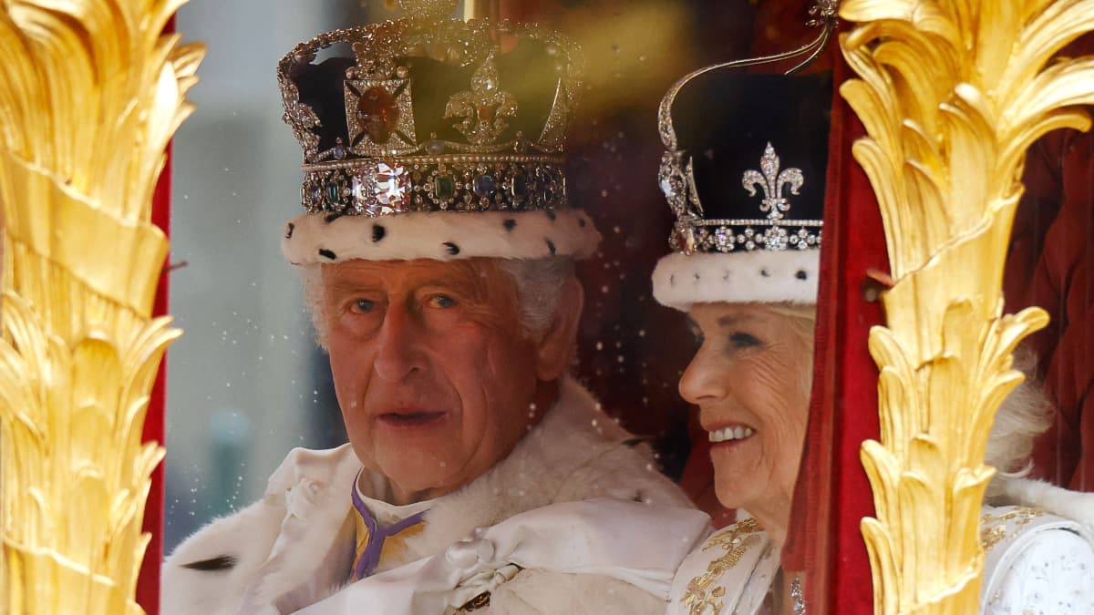 Kung Charles och drottning Camilla i sin vagn efter kröningen.