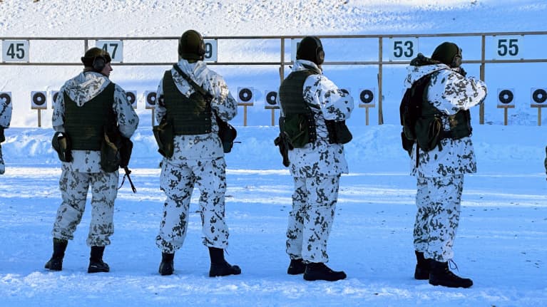 Joukko reserviläisiä on ammuntaharjoituksissa Oulun Hiukkavaaran ampumaradalla.