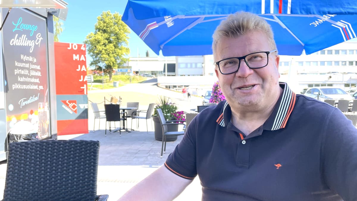 Kahvilayrittäjä Tuomo Mäyrämäki istuu kahvilansa terassilla.