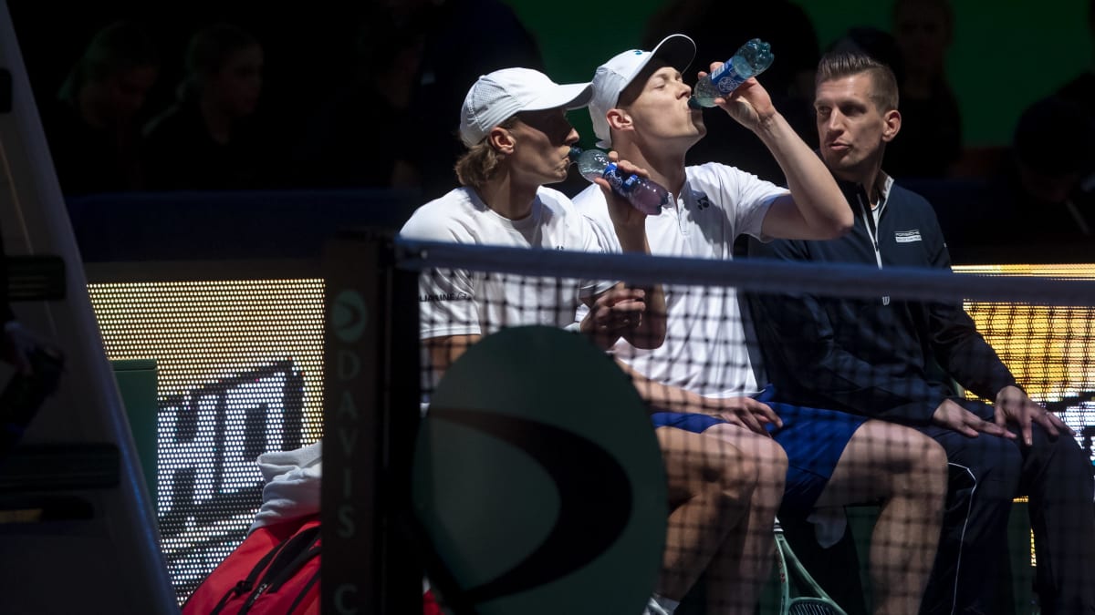 Jarkko Nieminen antaa ohjeita Harri Heliövaaralle ja Emil Ruusuvuorelle nelinpelissä Davis Cupissa Turussa 4.2.2024.