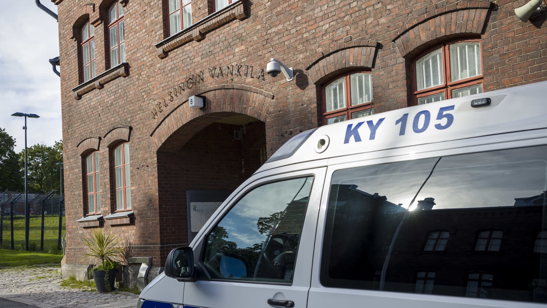 Poliisiauto Helsingin vankilan sisäänkäynnin edustalla