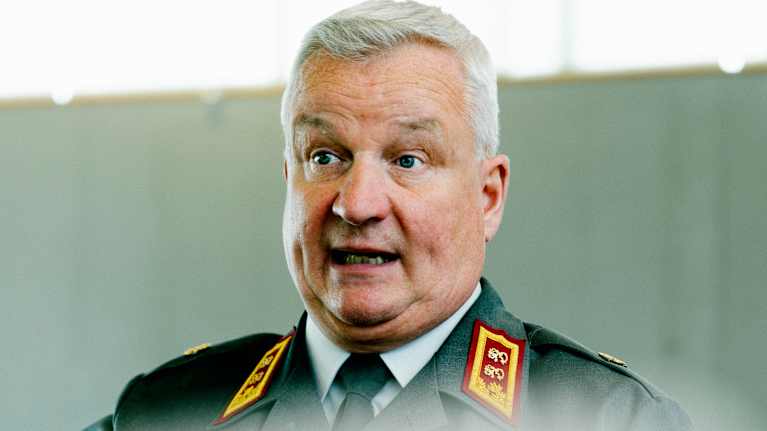 Henkilö pukeutuneena kenraalin sotilasunivormuun.