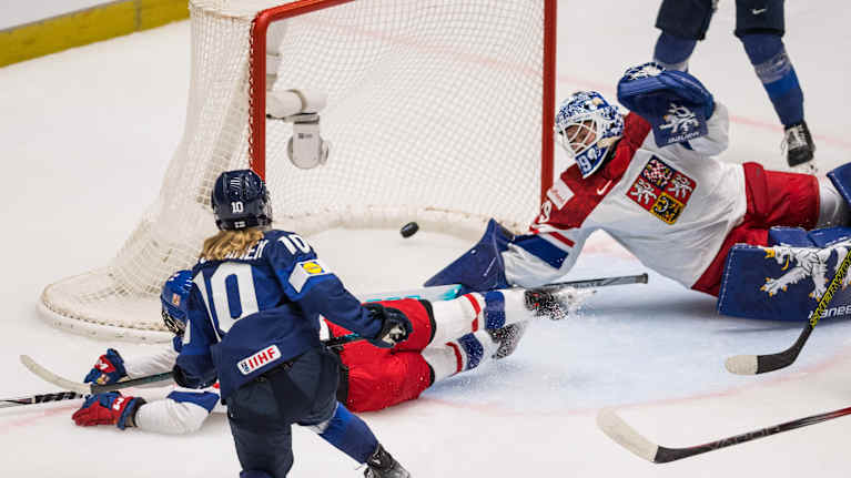 Elisa Holopainen saalisti mahtitehot 3+2, kun Naisleijonat voitti Tshekin 5-2 EHT-turnauksessa. 