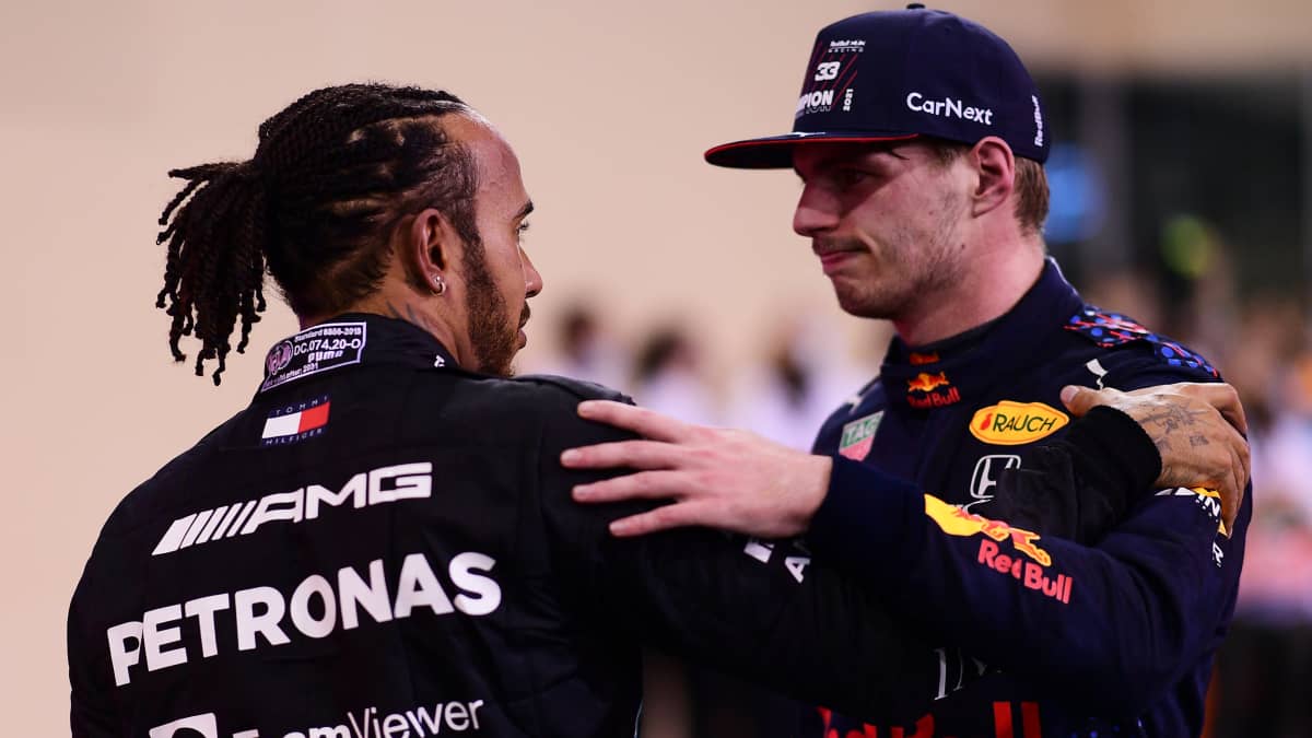 Lewis Hamilton (vas.) ja Max Verstappen Abu Dhabissa F1-kauden 2021 viimeisen kisan jälkeen.