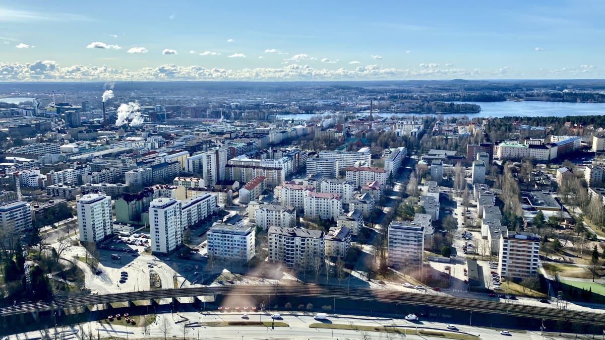 Tampereen kaupunkia ja Amurin kaupunginosaa kuvattuna Näsinneulasta päin.