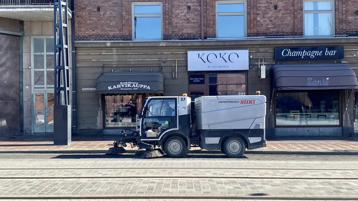 Pieni siivousauto Tampereen Hatanpään Valtatiellä.