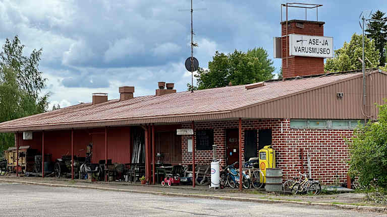 The picture shows the Gun and Military Museum in Kuhmoinen.