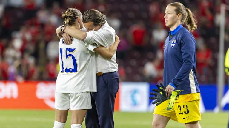 Natalia Kuikka ja Marko Saloranta halaavat.