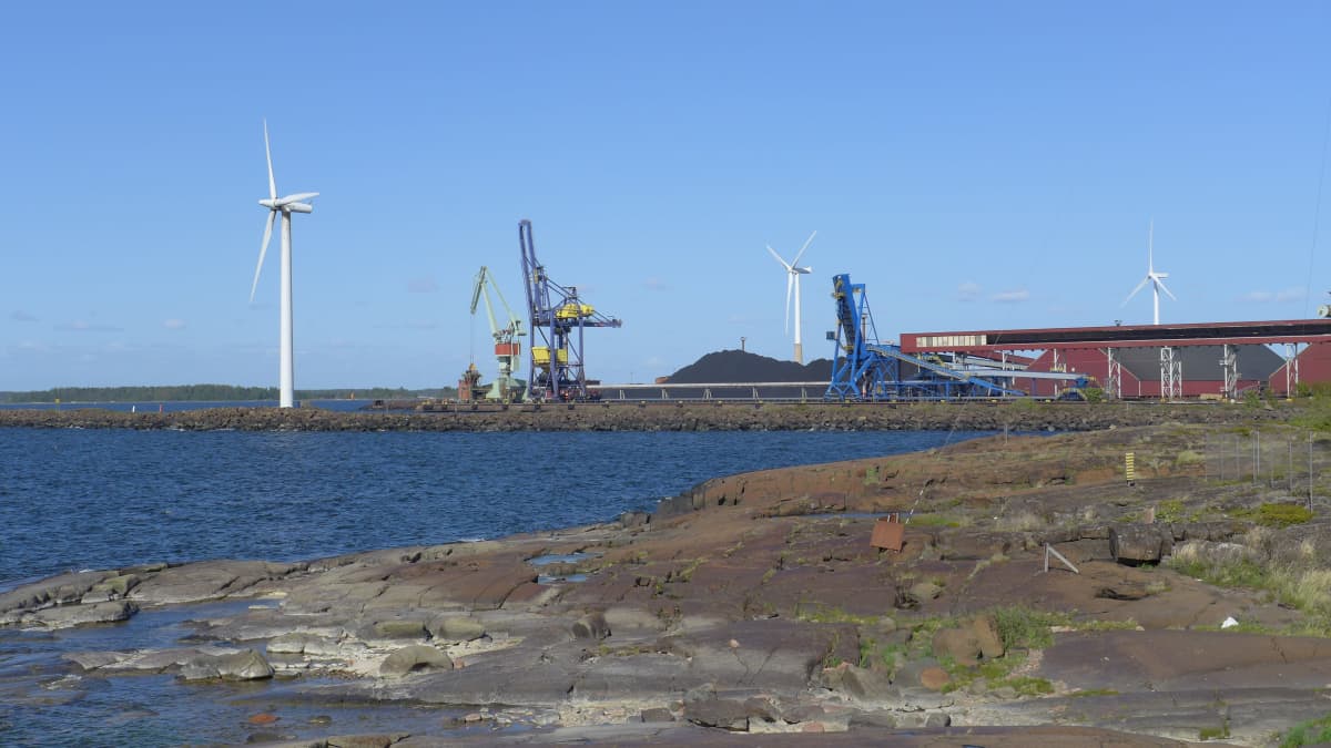 Tuulivoimaloita ja hiilikasa näkyvät Tahkoluodon satamassa.
