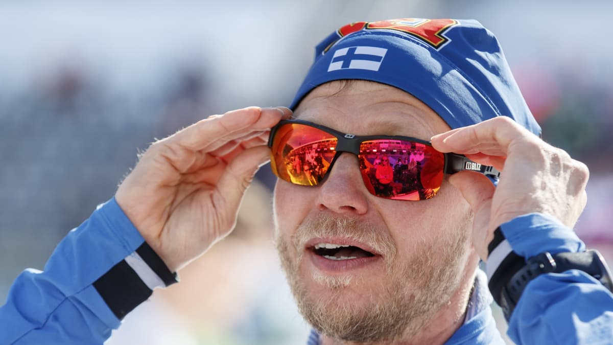 Jussi Piirainen katsoo eteenpäin aurinkolasit silmillään.