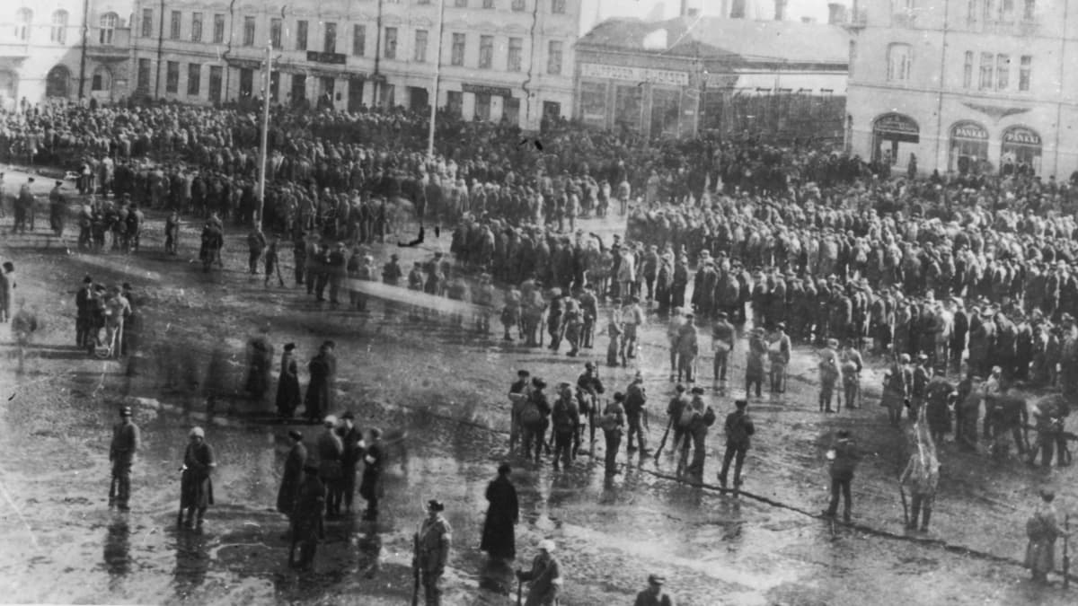Punavankeja Keskustorilla vuonna 1918.