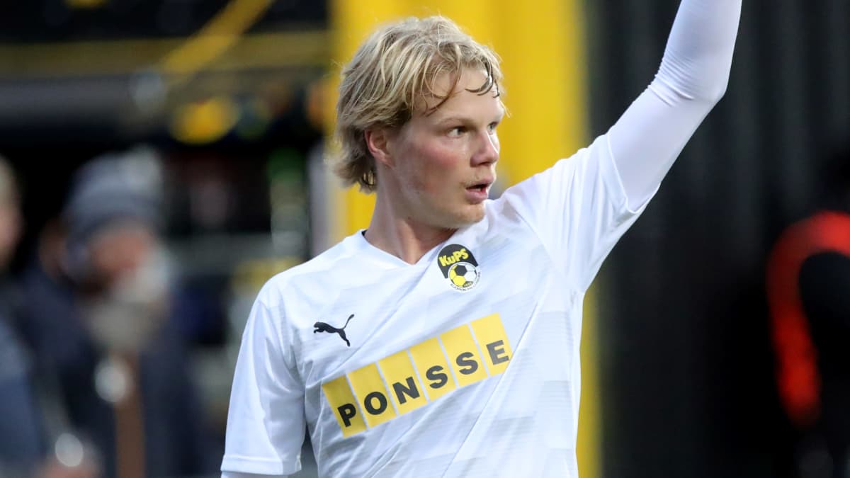 Urho Nissilä spelar fotboll.
