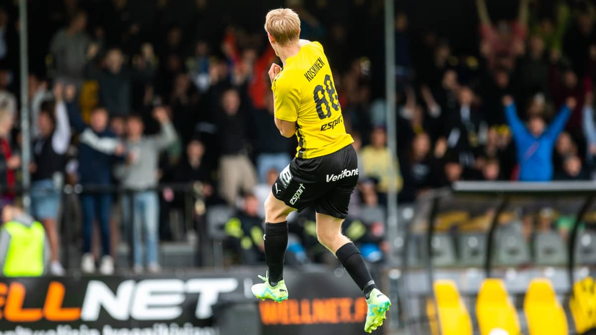 Otso Koskinen tuulettaa maaliaan HJK:ta vastaan heinäkuussa 2023 Veikkausliigassa.