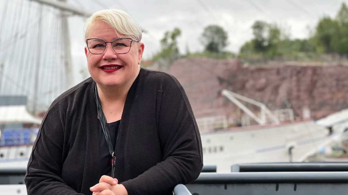 Sirpa Pietikäinen nojaa kaiteeseen Forum Marinumin edustalla Turussa.