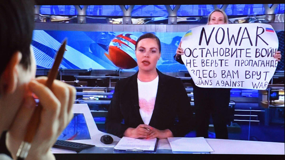 Pervyi Kanalin toimittaja Maria Ovjannikova juoksi 14. maaliskuuta uutislähetyksen taustalle kyltin kanssa, jossa luki "ei sotaa". 