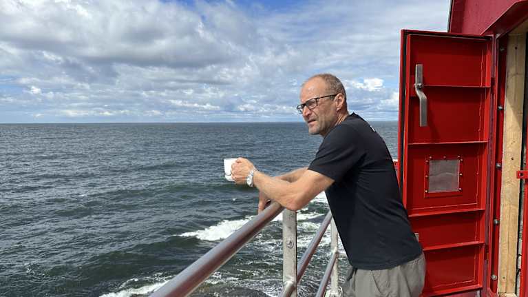 Veikka Gustafsson Kllbådan majakan parvekkeella.