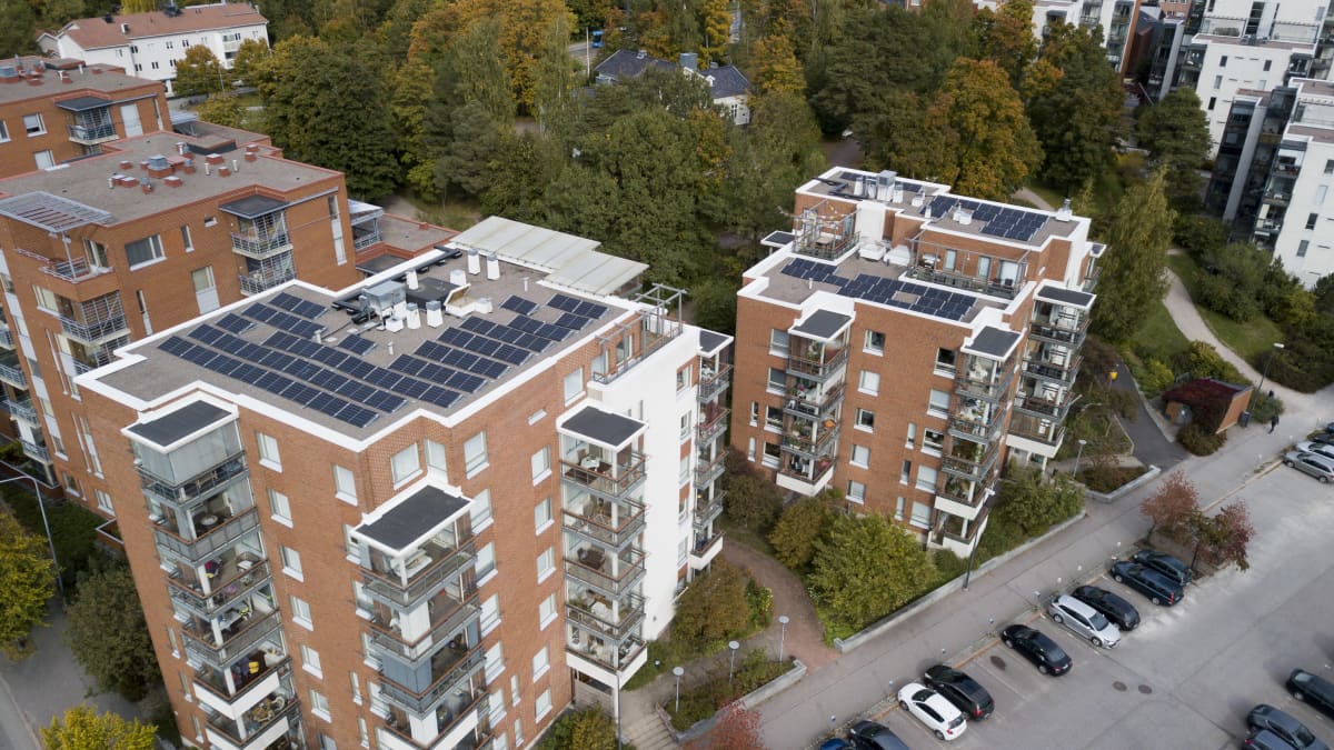 Aurinkopaneeleja ja poistoilman lämmön talteenottolaitteita 6- ja 7-kerroksisten kerrostalojen katoilla.